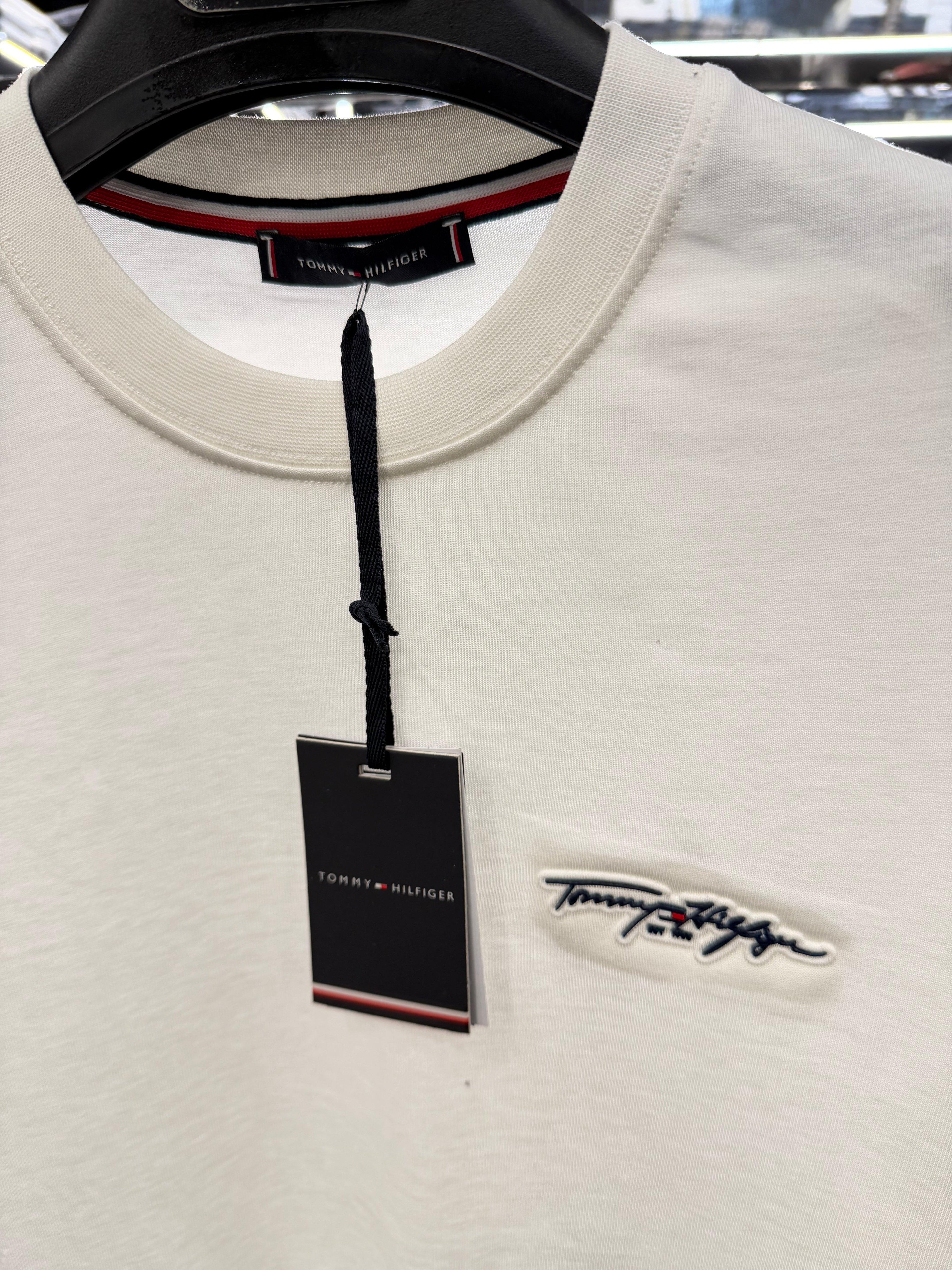 TOMMY HILIFIGER  T-SHIRT NEW IN